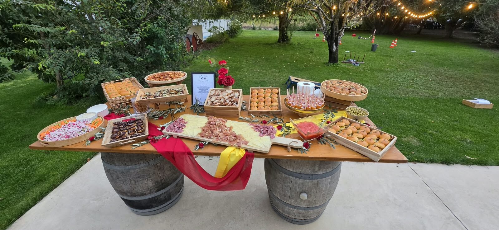 Buffet champêtre dressé sur des barriques, vu d’en haut