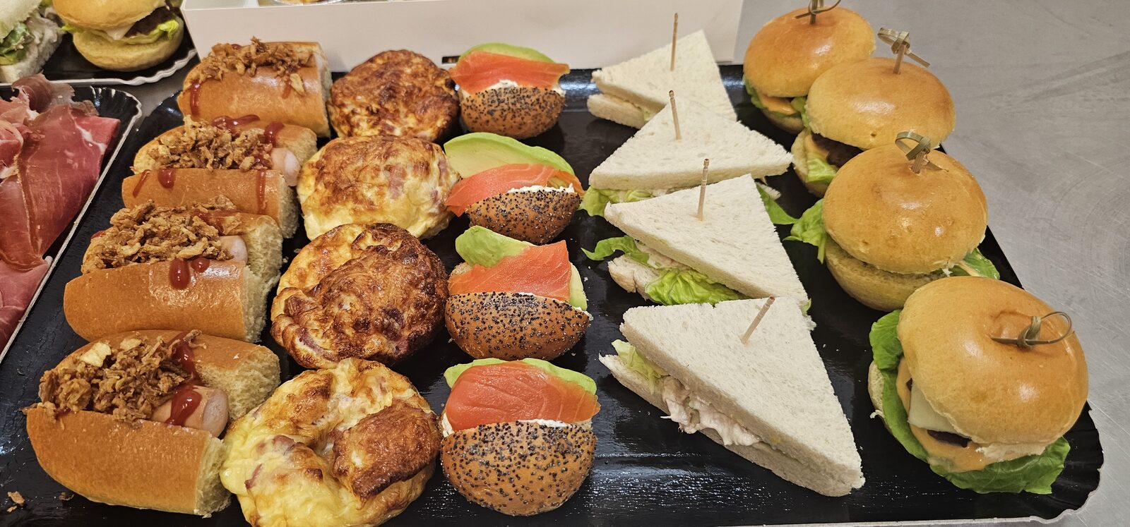 Mini-burgers, croque-monsieur et clubs sandwichs prêts à partir de la cuisine