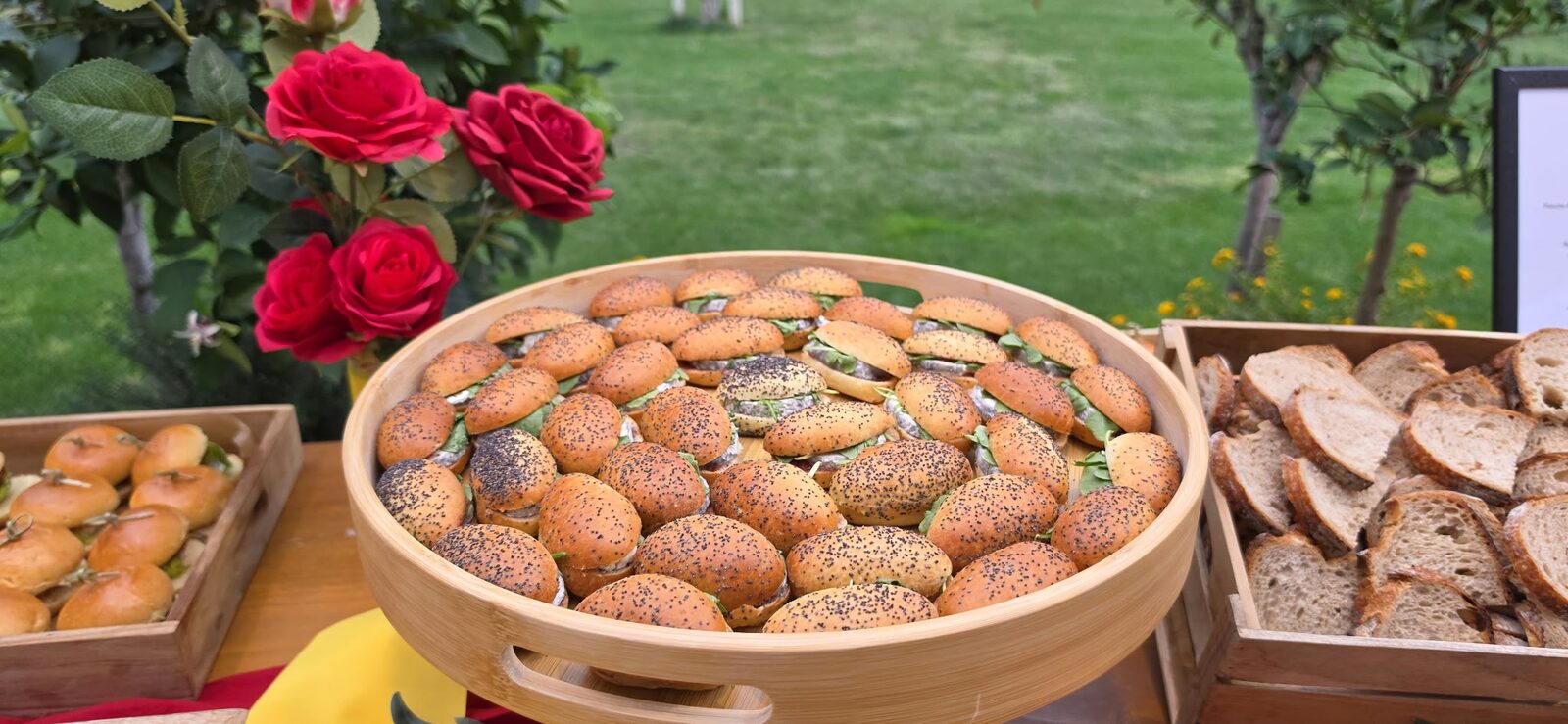 Corbeille de mini-burgers au sésame