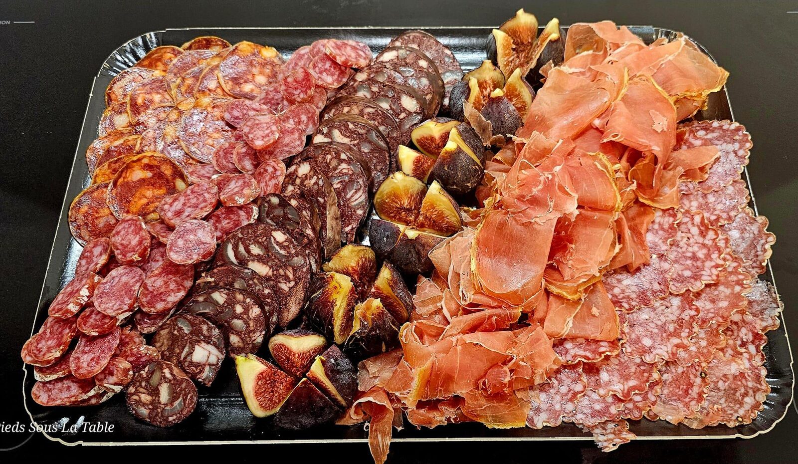 Plateau Peggy : serrano, fouet catalan, boudin, rosette, chorizo et figues